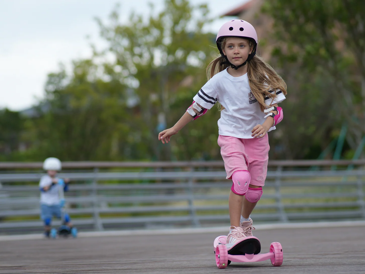 isinwheel Long Range 3 Wheel Kids Electric Scooter - Image 11