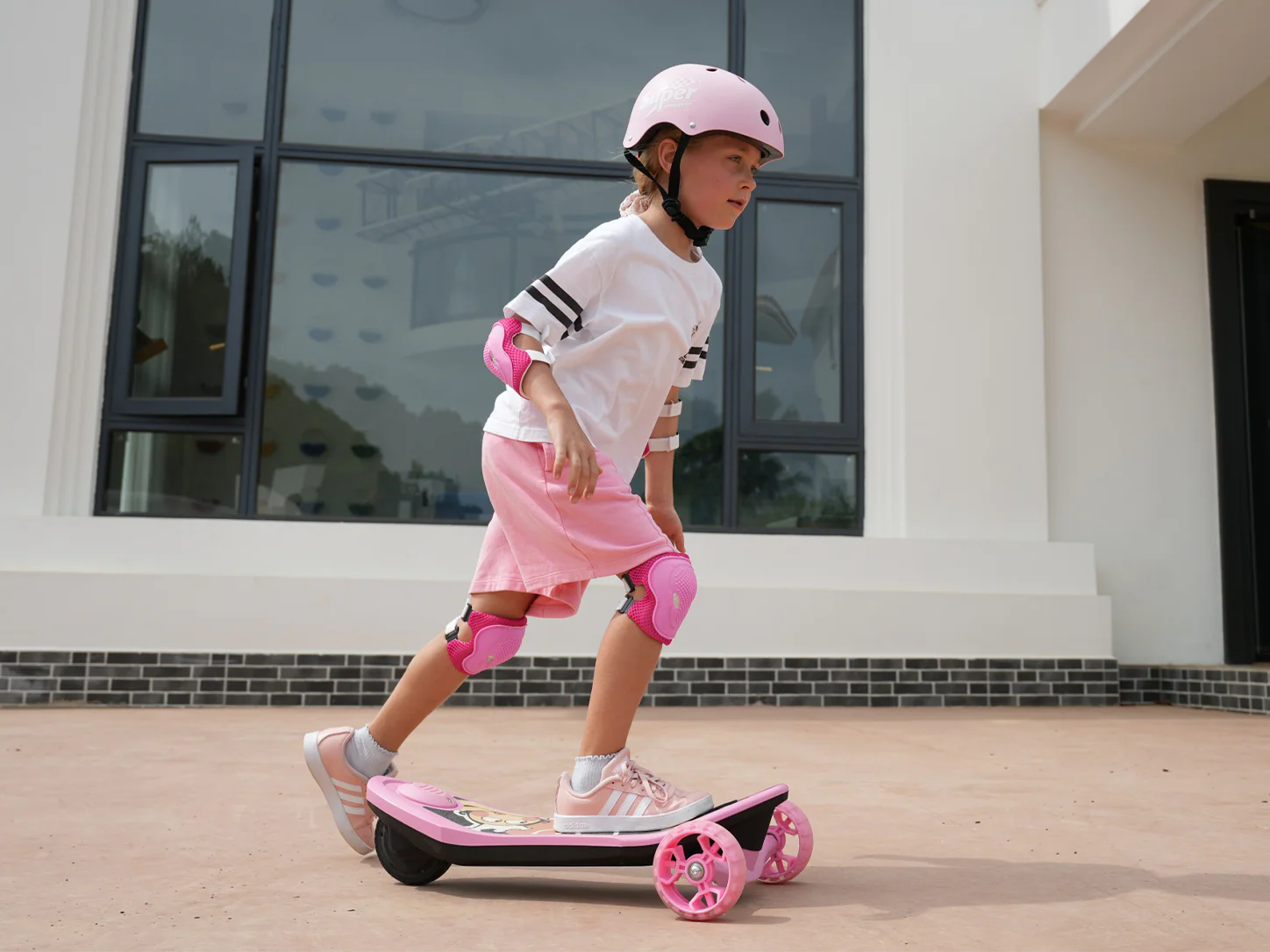 isinwheel Long Range 3 Wheel Kids Electric Scooter - Image 5