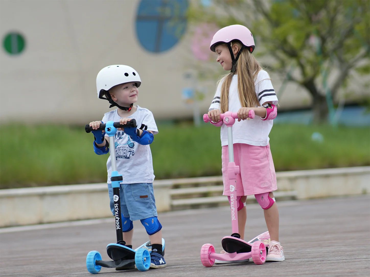 isinwheel Long Range 3 Wheel Kids Electric Scooter - Image 8