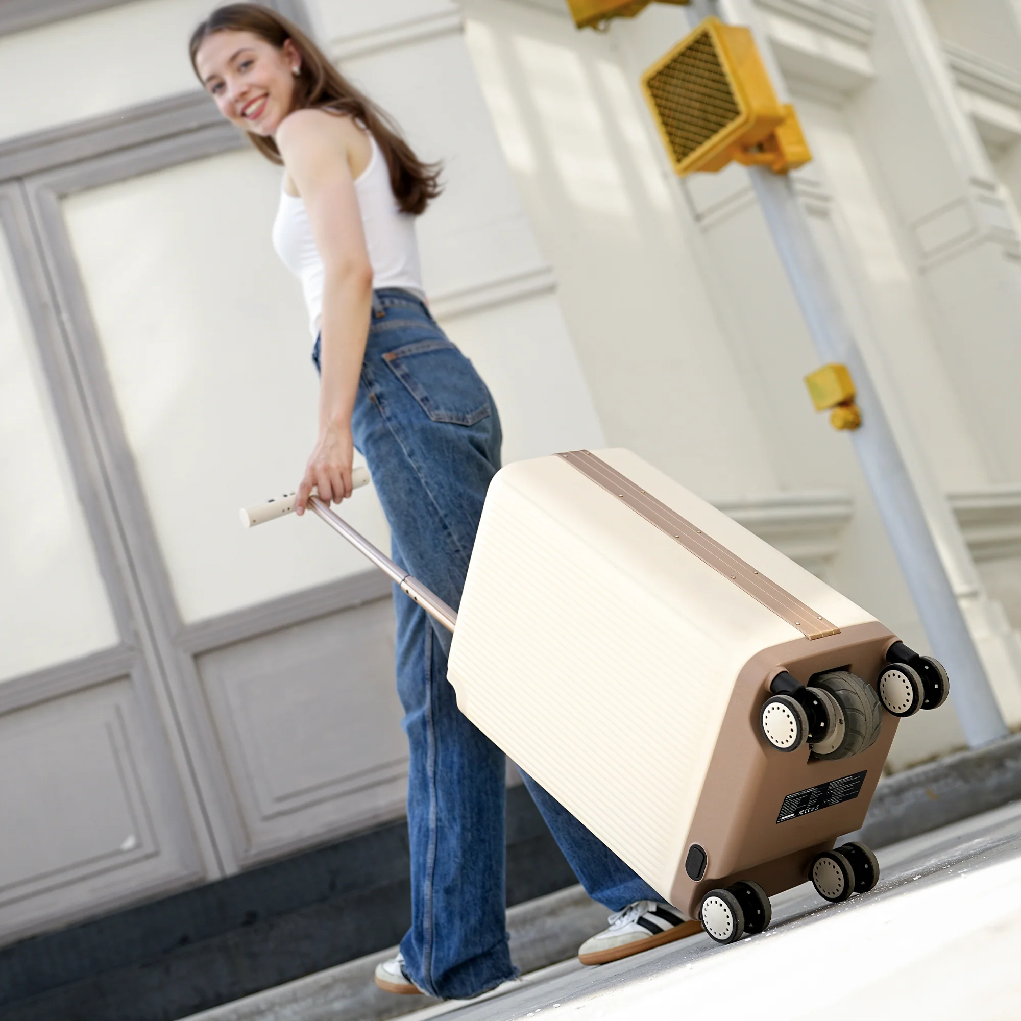 isinwheel Smart Rideable Luggage - Image 2