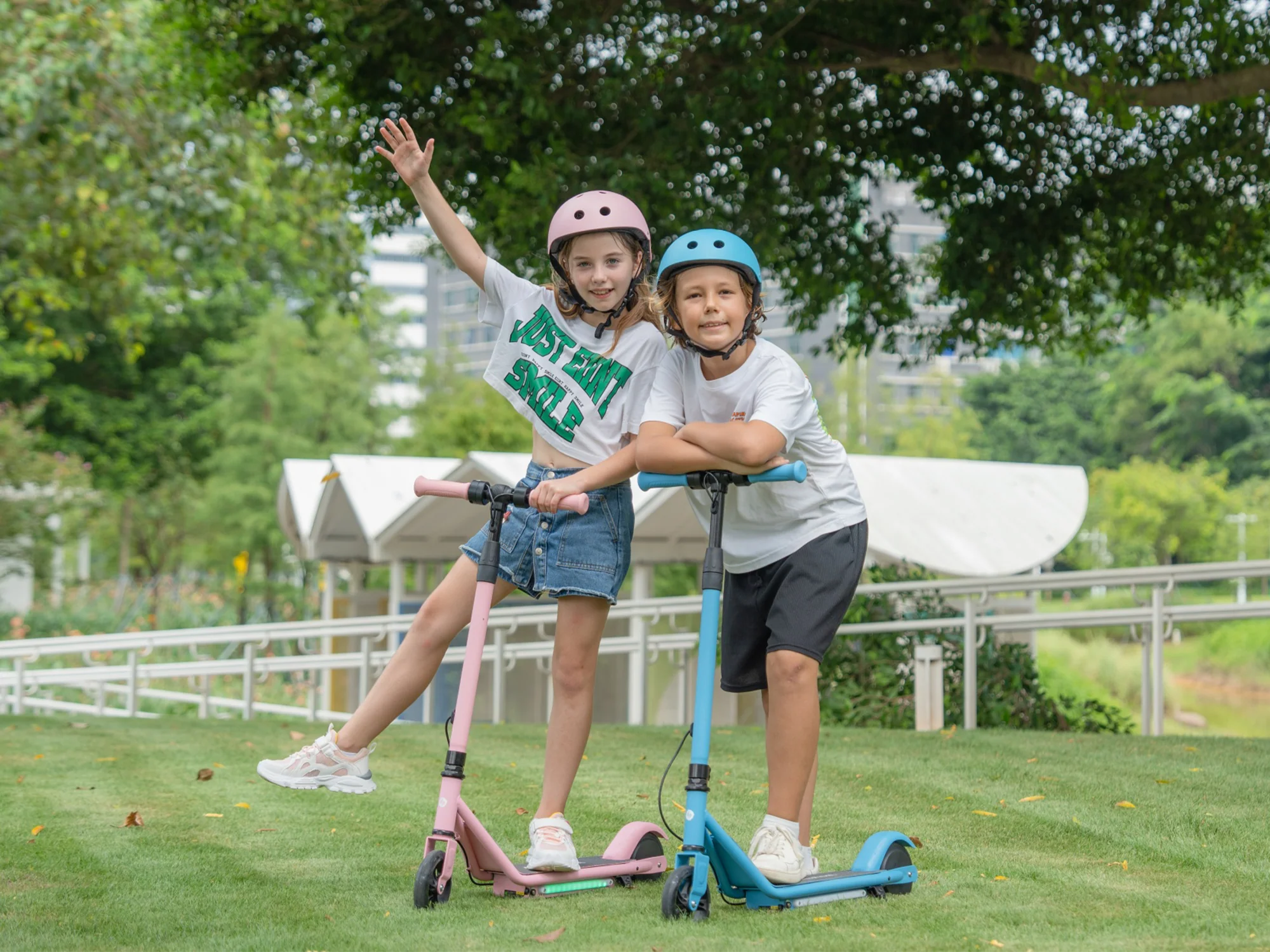 isinwheel S2 Electric Scooter for Kids Ages 6-14 - Image 8